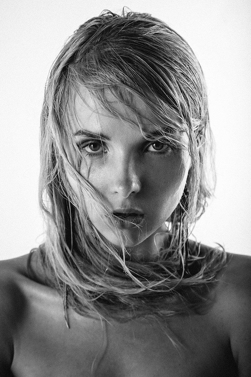 Balck and white blonde portrait as model test by Kipenkocom used the effect of wet hair.